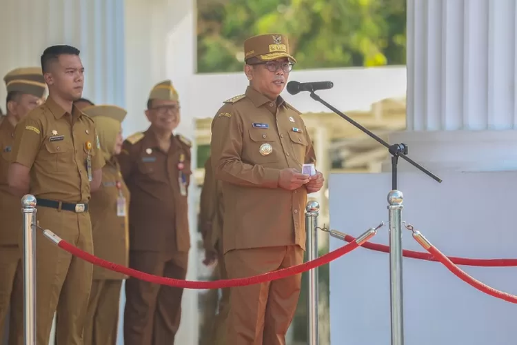Gubernur Banten Andra Soni memimpin Apel Bersama Aparatur Sipil Negara (ASN) di Lapangan Kantor Gubernur Banten, KP3B, Curug Kota Serang, Selasa, (8/4/2025).
