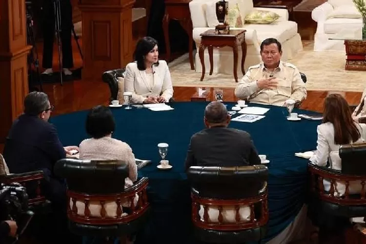 Prabowo Subianto saat wawancara bersama tujuh jurnalis senior di kediamannya di Sentul, Bogor, pada Minggu (6/4/2025)