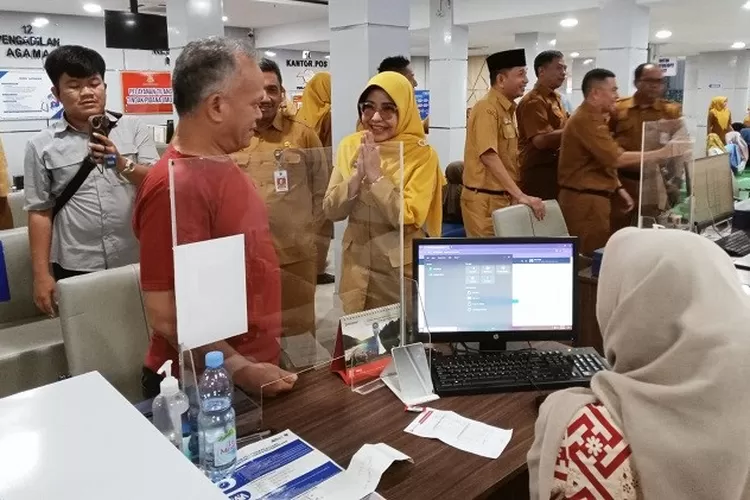 Bupati Pandeglang Dewi Setiani dan Wakil Bupati Pandeglang Iing Andri Setiadi  saat Sidak) ke beberapa Organisasi Perangkat Daerah (OPD) setelah libur hari raya idul fitri 1446 H, Selasa (8/4).