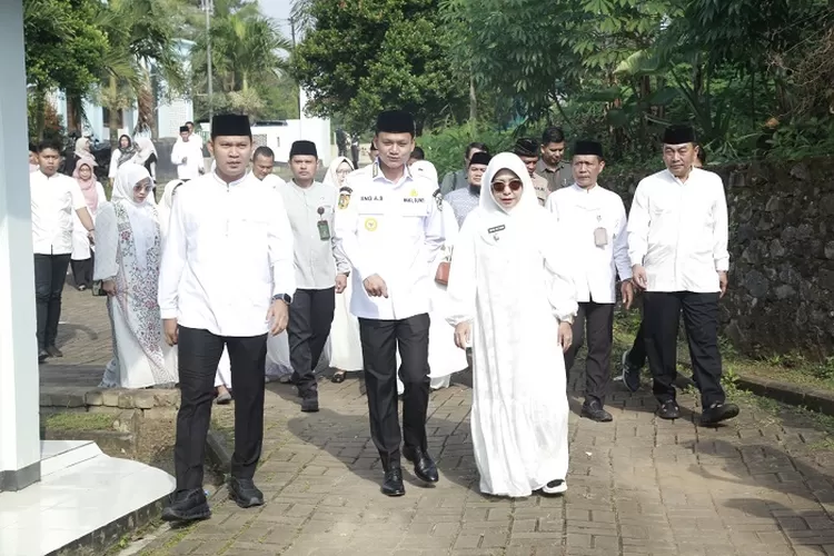 Bupati Dewi Setiani saat cara ziarah rombongan dalam rangkaian hari jadi Pandeglang, Rabu (9/4).