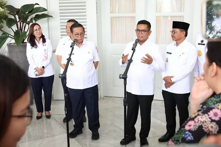 Gubernur Banten Andra Soni bersama Gubernur Daerah Khusus (DK) Jakarta Pramono Anung  di Balai Kota Jakarta, Rabu (9/4/2025). 