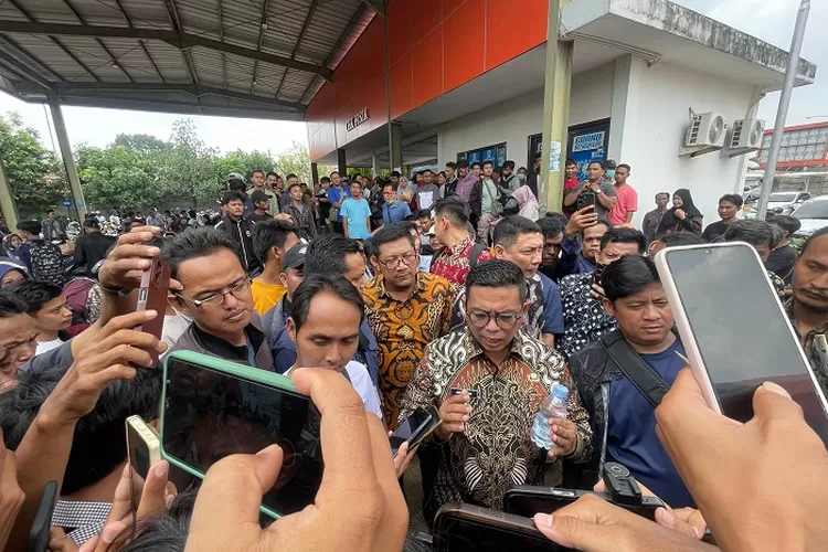 Andra Soni saat meninjau pelayanan UPT Samsat Kota Serang di Jl Syech Nawawi Al Bantani, Banjarsari, Kota Serang, Kamis (10/4/2025).