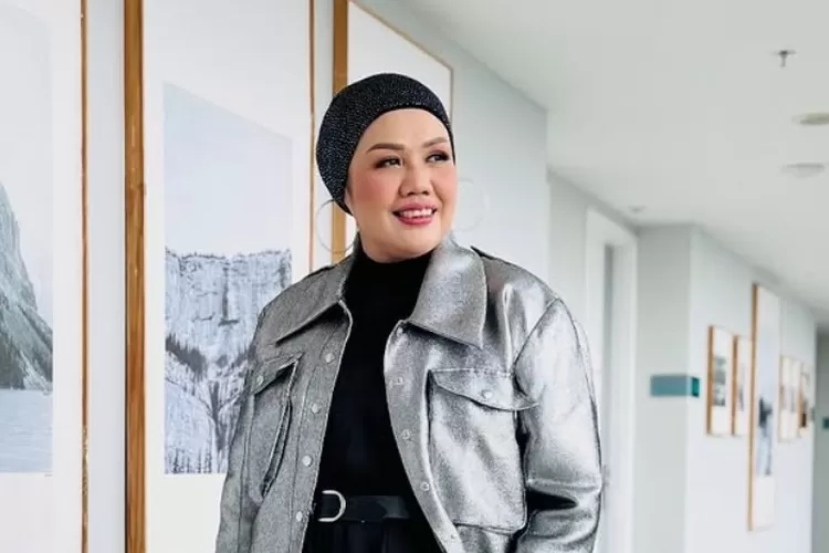 Potret pelawak Elly Sugigi yang ikut berkomentar terkait skandal hubungan Ridwan Kamil dan Lisa Mariana. (Instagram.com/@ellysugigi_real)