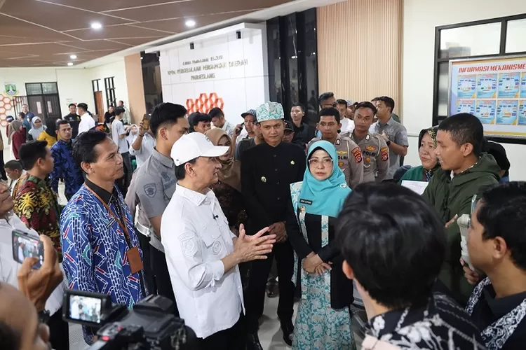 Wagub Banten Dimyati meninjau hari pertama pelaksanaan Program Penghapusan Tunggakan Pajak Kendaraan Bermotor (PKB) di Samsat Pandeglang, Kamis (10/4/2025).