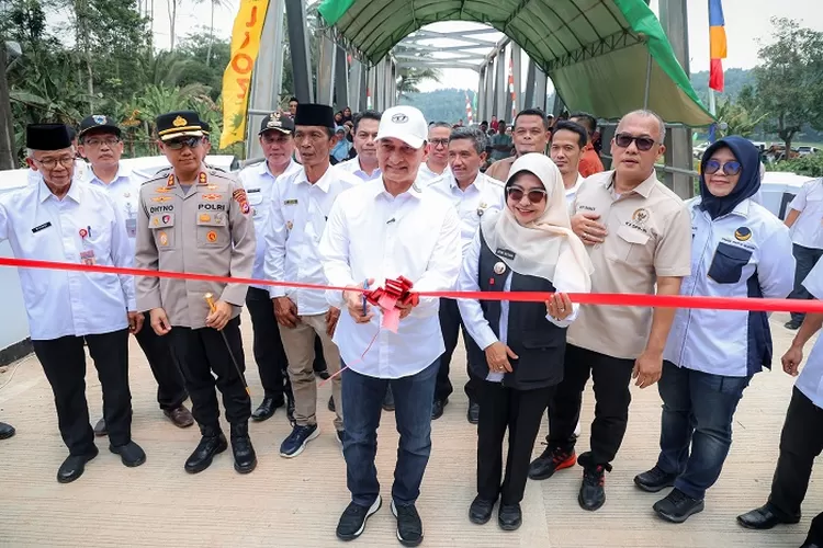 Wakil Gubernur Banten A Dimyati Natakusumah meresmikan Jembatan Desa Tegal di Kecamatan Cikedal, Kabupaten Pandeglang, Rabu (9/4/2025). 