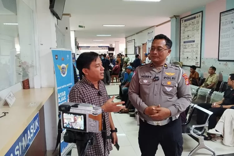 Kanit Residen Polres Serang Kota, Herry Priyanto di Samsat Kota Serang, Jumat (11/4/2025)