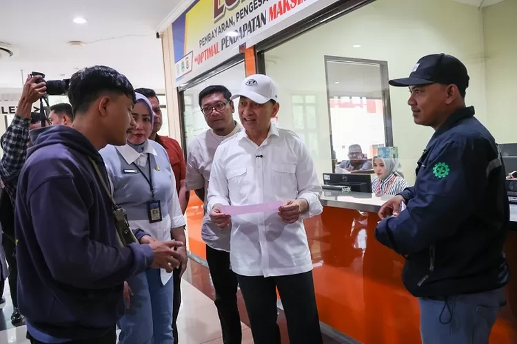 Wakil Gubernur Banten A Dimyati Natakusumah saat meninjau pelayanan di UPT Samsat Cikande, Jumat (11/4/20250