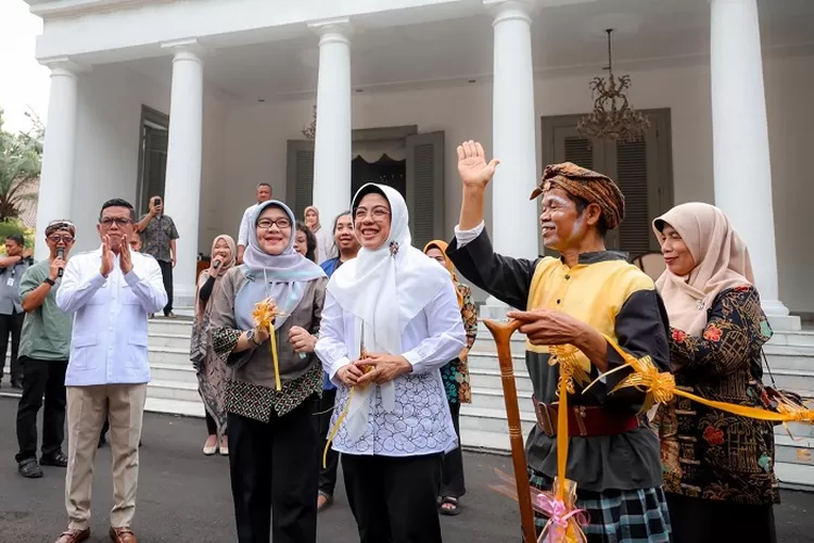 Ketua TP PKK Provinsi Banten Tinawaty Andra Soni melepas Peserta Festival Atraksi Boneka Solid Art Indonesia Tahun 2025 di Gedung Negara Provinsi Banten Jl Brigjen KH Syam&rsquo;un No. 5, Kota Serang, Sabtu (12/4/2025)