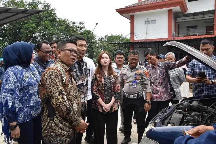 Gubernur Banten  Andra Soni saat meninjau pelaksanaan program pemutihan pajak kendaraan bermotor di Samsat Kota Serang, Kamis (10/4/2025)
