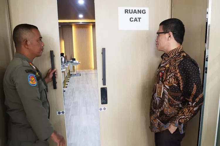 Sekretaris Daerah Provinsi Banten Nana Supiana saat meninjau tesCAT Penerimaan Pegawai RSUD Labuan dan RSUD Cilograng di Kantor BPKD Banten, Jumat (11/4/2025)