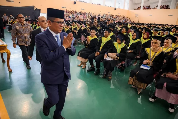 Gubernur Banten Andra Soni saat menghadiri Wisuda Mahasiswa Untirta Serang Gelombang II i Auditorium Untirta, Kampus Sindangsari, Pabuaran, Kabupaten Serang, Minggu (13/4/2025).
