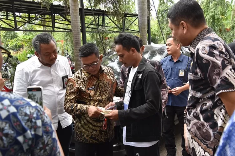  (Gubernur Banten Andra Soni saat meninjau pelayanan di Samsat Kota Serang, Jumat (11/4/2025))