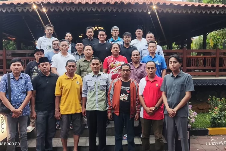 ersatuan Bola Voli Seluruh Indonesia (PBVSI) Kota Serang periode 2025-2029 lakukan Halal Bihalal bersama para pengurus, di Cafe 1994 Kota Serang, Minggu 13 April 2025.