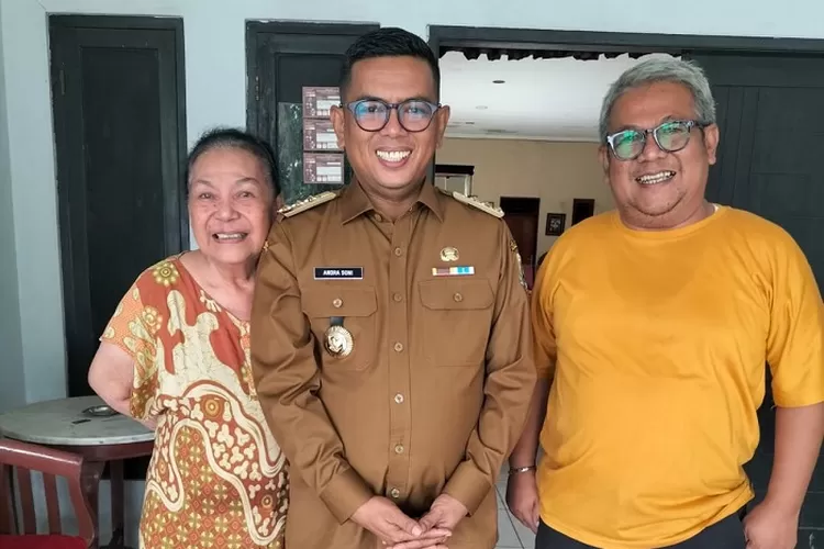 Tokoh Relawan Agus Yadi saat berfoto bersama GUbernur Banten Andra Soni