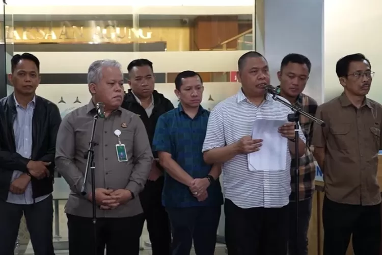 Konferensi pers tim penyidik skandal dugaan suap tiga hakim pemberi vonis lepas kasus korupsi ekspor minyak goreng di Gedung Kejagung, Senin, 14 April 2025. (YouTube.com / Kejaksaan RI)