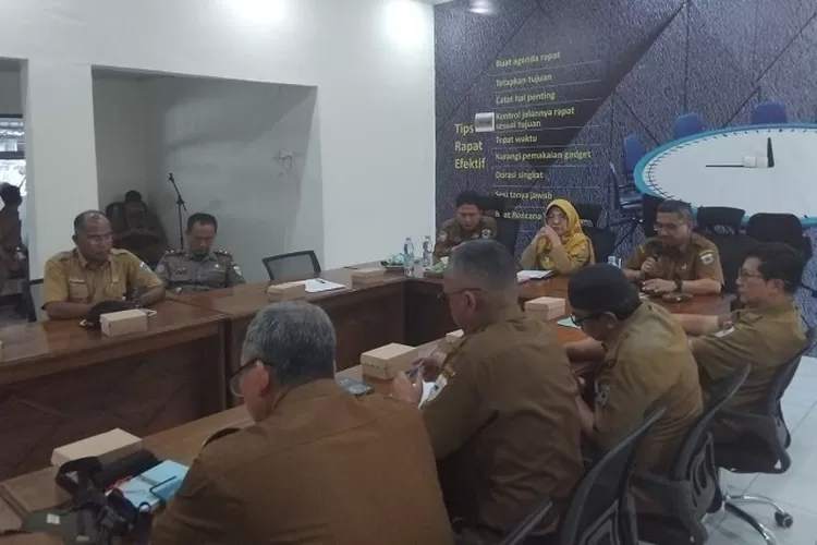 rapat terbatas mengenai pembentukan Satuan Tugas (Satgas) Optimalisasi PAD dan Satgas Pengendalian serta Penertiban Perizinan di Kantor Bappeda Pandeglang, Senin (14/4/2025).
