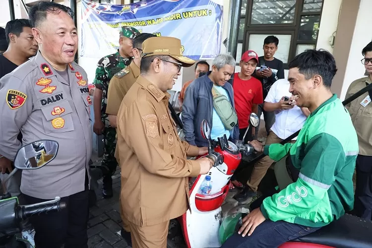 Gubernur Banten Andra Soni usai meninjau pelayanan UPT Samsat Ciledug, Jl Raden Fatah No. 9, Sudimara, Kecamatan Ciledug, Kota Tangerang, Senin (14/4/2025).