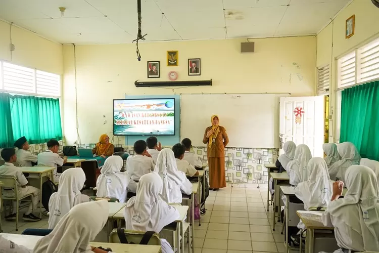 Kepala Sekolah SMPN 7 Kota Cilegon, Nadrotun Nufus saat menyampaikan ucapan terimakasih nya. (TOPmedia/Firasat Nikmatullah)