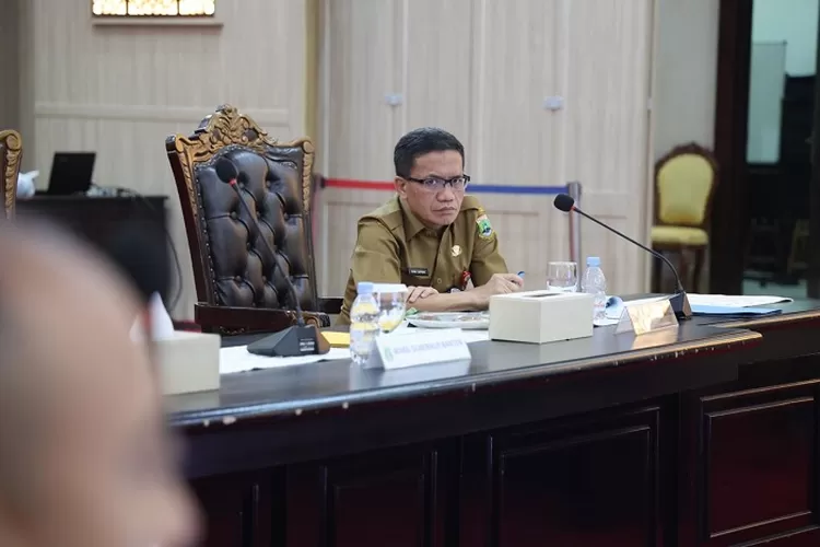 Rapat Koordinasi Pengendalian Inflasi yang dipimpin Sekretaris Jenderal Kementerian Dalam Negeri Republik Indonesia  Irjen Tomsi Tohir secara virtual di Pendopo Gubernur Banten, KP3B Curug, Kota Serang, Senin (14/4/2025).