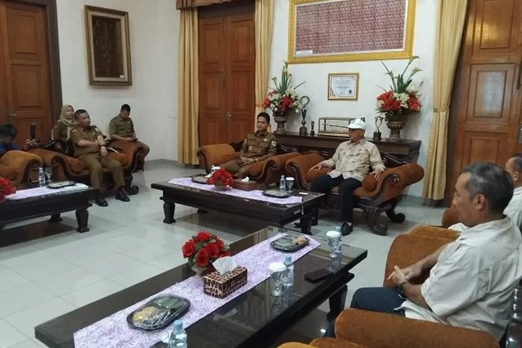 Wakil Bupati Pandeglang Iing Andri Supriadi, saat menerima kunjungan CEO Yayasan RII dan Laz Harfa di Pendopo, Senin (14/4).