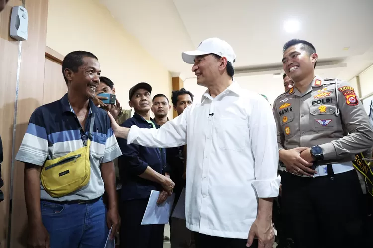 Wakil Gubernur Banten, A Dimyati Natakusumah meninjau pelayanan Program Pembebasan Pajak Kendaraan Bermotor (PKB) di Samsat Kota Cilegon, Senin (14/4/2025)