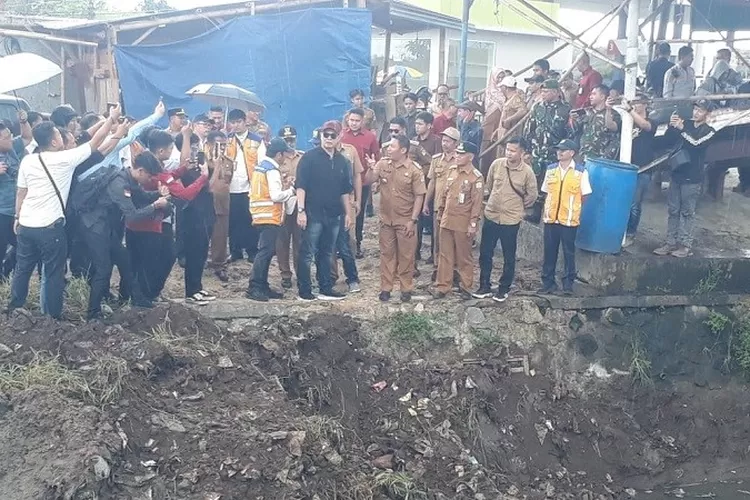 Walikota Serang Budi Rustandi saat sidak dan sosialisasi pembangunan gedung di sepadan Sungai Sukadana I, Kota Serang, Selasa 15 April 2025.