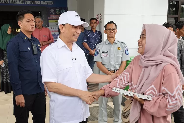 Wagub Banten Dimyati Natakusumah saat meninjau Samsat Rangkasbitung Jl. Langlangbuana, Kp Pasir Ona, Rangkasbitung, Kabupaten Lebak, Selasa (15/4/2025).