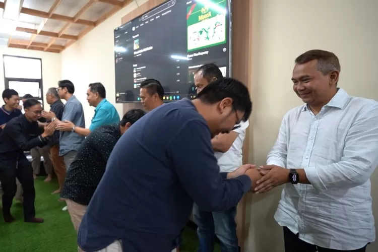 Promedia Teknologi Indonesia (PTI) menggelar halal bihalal yang dilakukan oleh seluruh direksi dan karyawan di kantor Bandung, Jawa Barat, pada Selasa, 15 April 2025.