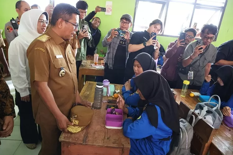 Gubernur Banten Andra Soni meninjau uji coba Makan Bergizi Gratis (MBG) di SMK Negeri 1 Anyer, Kabupaten Serang, Selasa (15/5/2025)