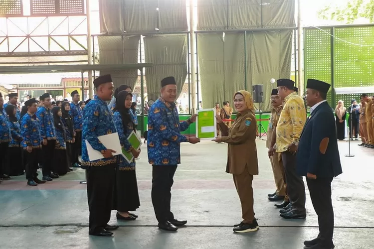 Bupati Serang Ratu Tatu Chasanah melantik ratusan Calon Pegawai Negeri Sipil (CPNS) dan pengambilan sumpah janji Pegawai Pemerintah dengan Perjanjian Kerja (PPPK) Formasi Tahun 2024), Selasa (15/4/2025)