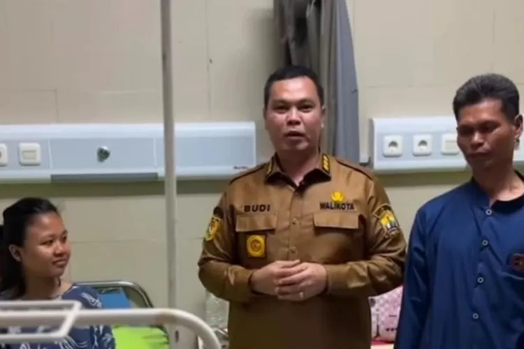 Walikota Serang saat membesuk pasien pasca melahirkan di RS Detasemen Kesehatan Tentara (DKT) atau RS Kencana, Selasa (15/4/2025)