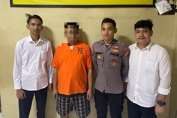 Oknum anggota DPRD Banten saat ditangkap  Ditreskrimum Polda Banten, Selasa (15/4/2025)