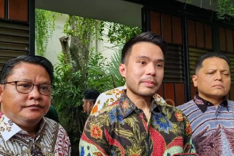 Tim kuasa hukum Jokowi memberikan pernyataan seputar isu ijazah palsu. (TOPmedia/Istimewa)