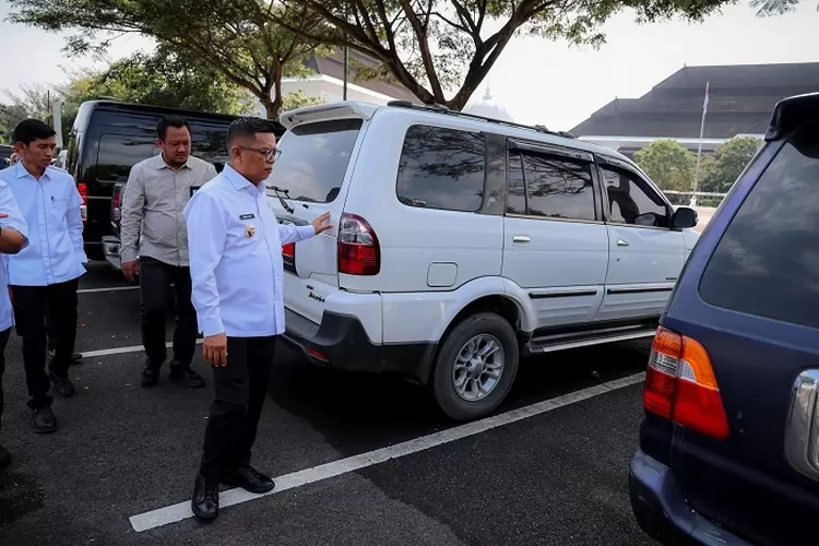 Gubernur Banten Andra Soni saat mengecek kendaraan dinas milik Biro Umum dan Perlengkapan Setda Provinsi Banten di Halaman Sekretariat Daerah Provinsi Banten, Kota Serang, Rabu (16/4/2025