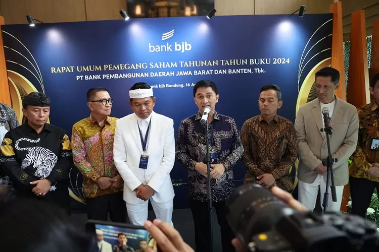 Wakil Gubernur Banten A Dimyati Natakusumah saat Konferensi Pers pada RUPTS Bank BJB Tahun Buku 2024, di Menara Bank BJB Jl Naripan No  12 - 14, Bandung, Rabu (16/4/2025). 