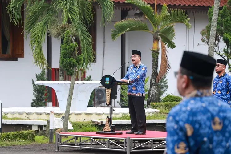 Asda I Pemkab Serang saat menadi Inspektur Upacara Peringatan Hari Kesadaran Nasional (HKN) di Lapangan Pendopo Bupati Serang pada Kamis, 17 April 2025