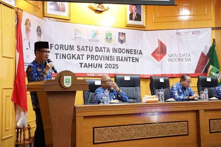 Pj Sekda Nana Supiana saat memberikan arahan pada Forum Satu Data Indonesia (SDI) Provinsi Banten di Aula Bappeda Banten, Kamis (17/4/2025)