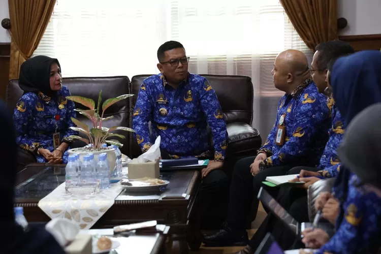 Gubernur Banten Andra Soni, saat menerima jajaran Balai Besar Pengawasan Obat dan Makanan (POM) Serang di ruang kerjanya, Kantor Gubernur Banten KP3B Curug, Kota Serang, Kamis (17/4/2025).