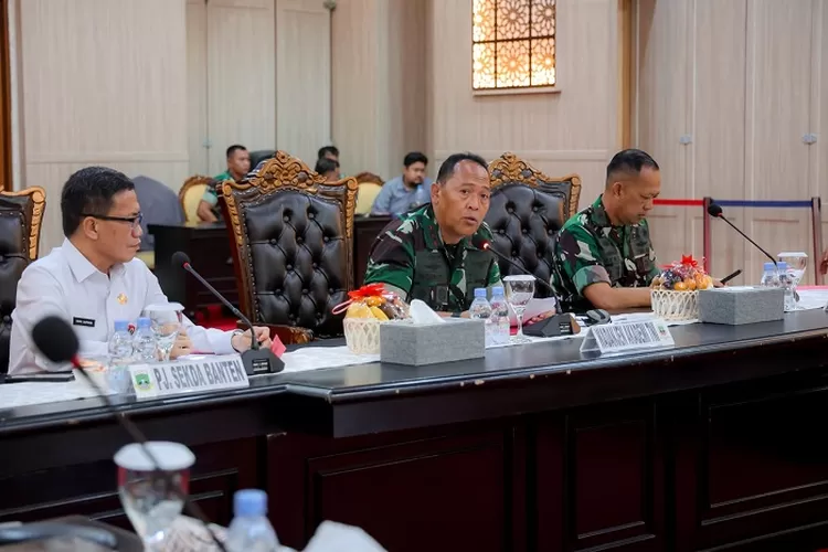 Pj Sekda Banten Nana Supiana saat Rakor Latsitardanus XLV Taruna tingkat III dan IV 2025 di Pendopo Gubernur Banten, KP3B Curug, Kota Serang, Rabu (16/4/2025)