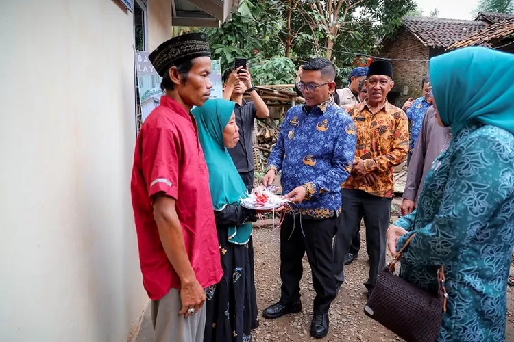 Gubernur Banten Andra Soni didampingi Ketua TP PKK Provinsi Banten Tinawati Andra Soni menyerahkan kunci dua rumah Program Rehabilitasi RTLH di Kabupaten Serang, Kamis (17/4/2025)