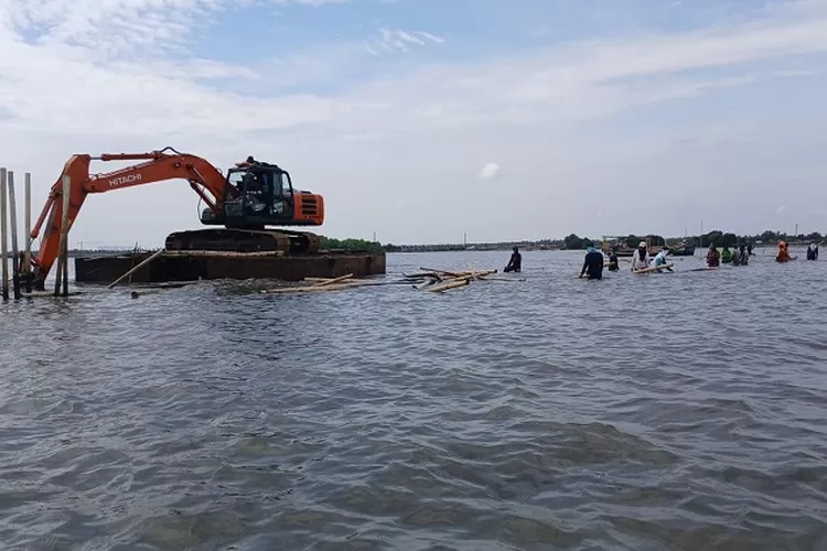 Dinas Kelautan dan Perikanan (DKP) Provinsi Banten melakukan pembongkaran sisa pagar laut di Desa Kohod, Kabupaten Tangerang, Jumat (18/4/2025)