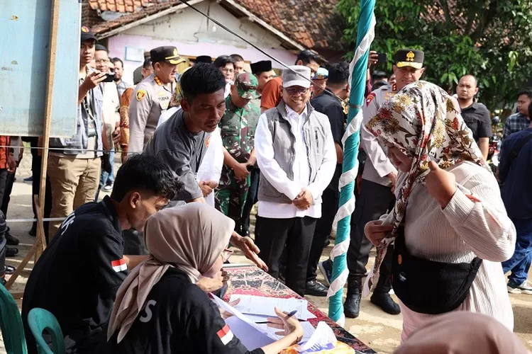 Gubernur Banten Andra Soni saat memantau pelaksanaan PSU di Tempat Pemungutan Suara (TPS) 02 Desa Kubang Jaya, Kecamatan Petir, Kabupaten Serang pada Sabtu (19/4/2024).