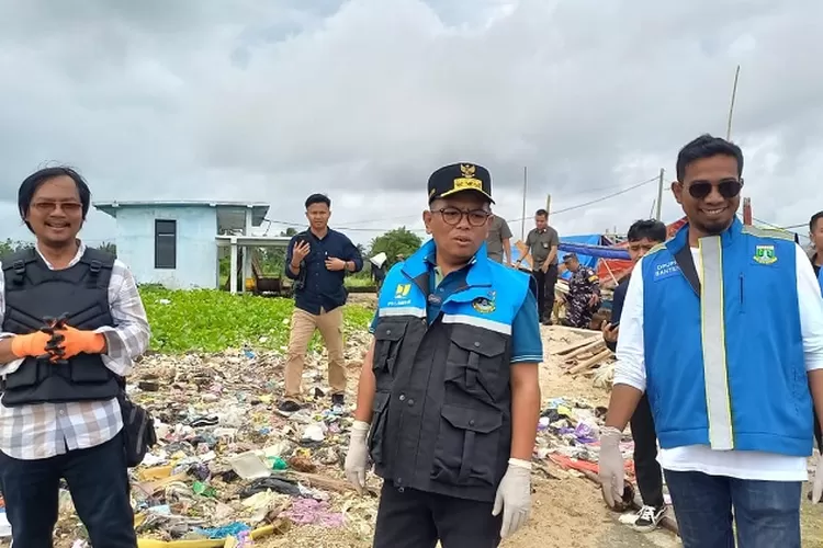  Andra Soni saat melakukan pembersihan tumpukan sampah bersama Dinas Pekerjaan Umum dan Penataan Ruang (DPUPR) Provinsi Banten di Pantai Desa Teluk, Labuan, Kabupaten Pandeglang, Jumat (18/4/2025.