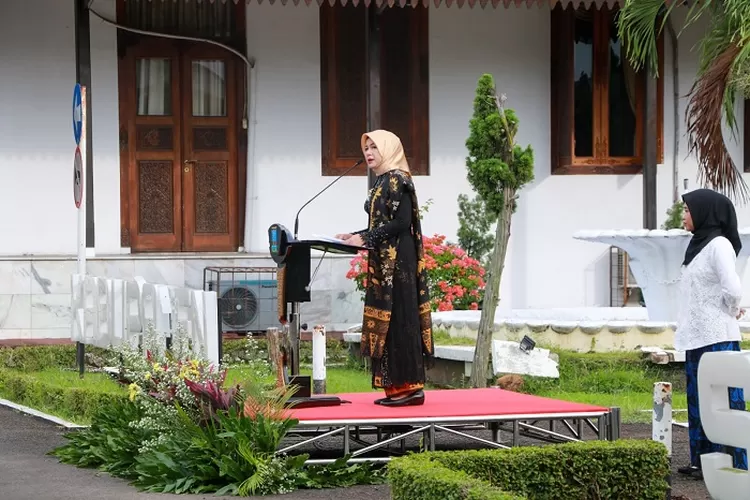 Asda 3 Pemkab Serang  Ida Nuraida saat menjadi Inspektur Upacara Peringatan Hari Raden Ajeng Kartini di Lapangan Pendopo Bupati Serang pada Senin, 21 April 2025.