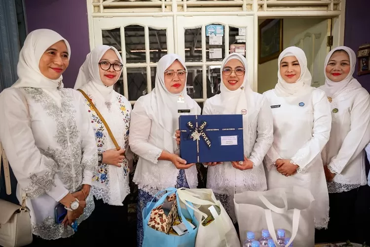 Ketua TP PKK Banten Tinawati Andra Soni saat menyerahan penghargaan Perempuan Inspiratif Provinsi Banten yang berada di Kota Serang, Minggu (20/4/2025)