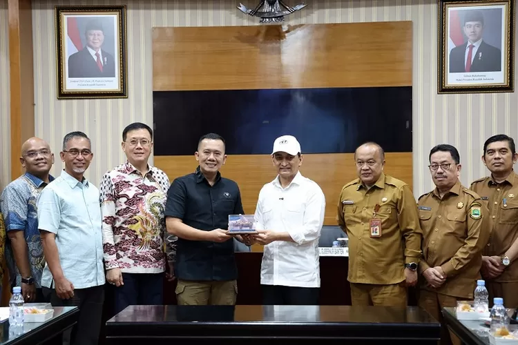 Wakil Gubernur (Wagub) Banten A Dimyati Natakusumah saat menerima kunjungan DPRD Sumut di Ruang Rapat Sekretariat Daerah (Setda) Provinsi Banten, KP3B Curug, Kota Serang, Senin (21/4/2025).
