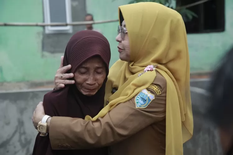 Bupati Pandeglang, R. Dewi Setiani memeluk Ucu, warga Kampung Cidahu, Desa Tanagara, Kecamatan Cadasari, yang mendapatkan bantuan pembangunan rumah layak huni