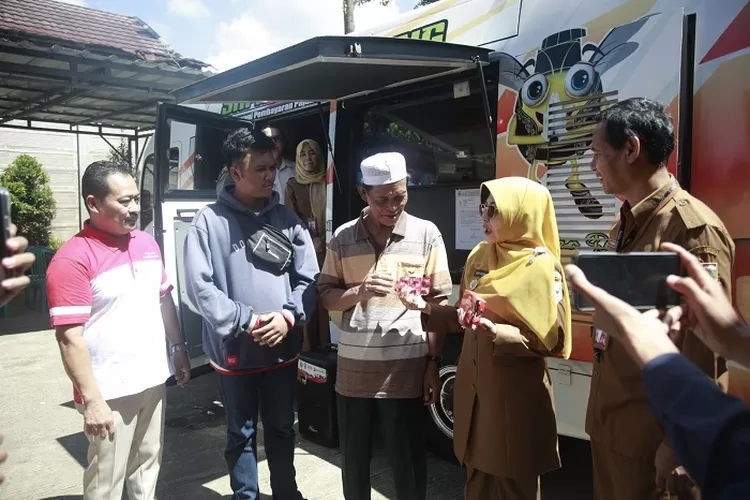 Bupati Pandeglang, R. Dewi Setiani saat meninjau pelayanan di Samsat Pandeglang, Selasa (22/4/2025) siang.