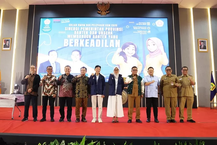 Gubernur Banten Andra Soni, saat melepas Peserta Kuliah Kerja Mahasiswa (KKM) Universitas Serang Raya 2025 di Auditorium Rachmatoellah Convention Hall (RCH) Unsera, Kota Serang, Selasa (22/4/2025)