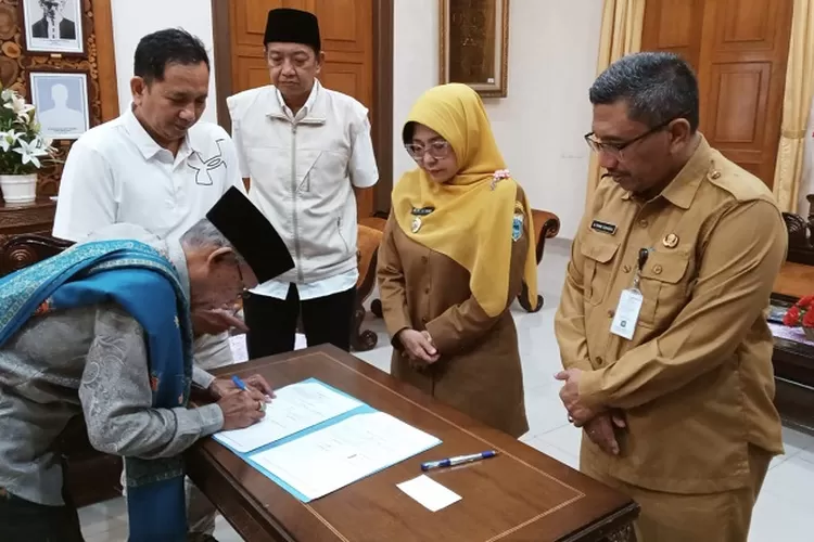 enandatanganan Naskah Perjanjian Hibah Daerah (NPHD) yang berlangsung di Gedung Garuda Pendopo, Selasa (22/4/2025).